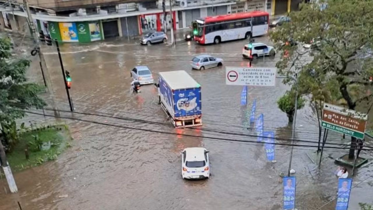 Avenida dos Andrada alagada após temporal — Foto: Reprodução